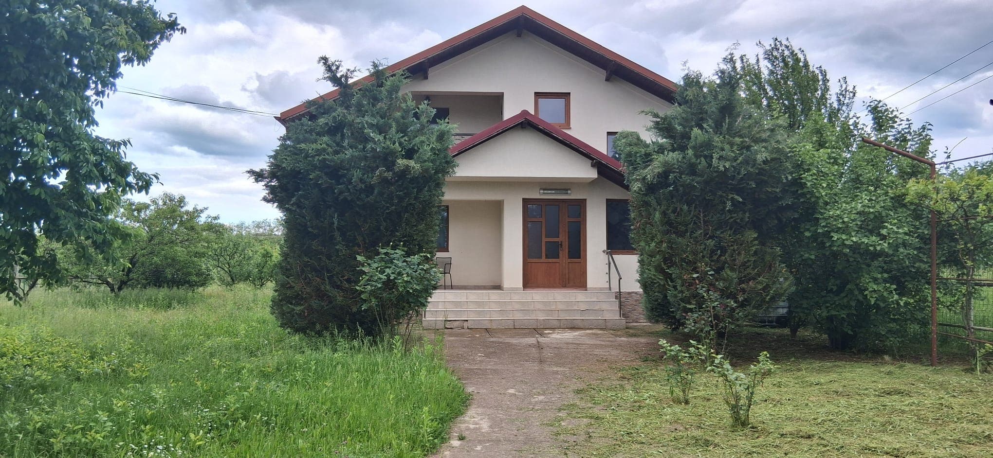 Casa P+M construita intr-o oaza de verdeata , departe de zgomotul orasului  - 1