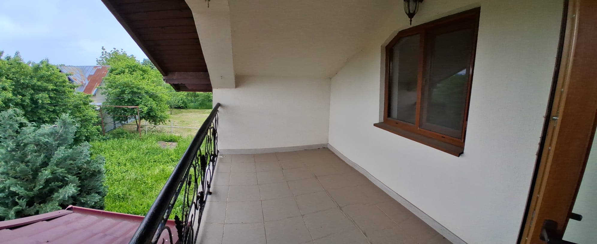 Casa P+M construita intr-o oaza de verdeata , departe de zgomotul orasului  - 7